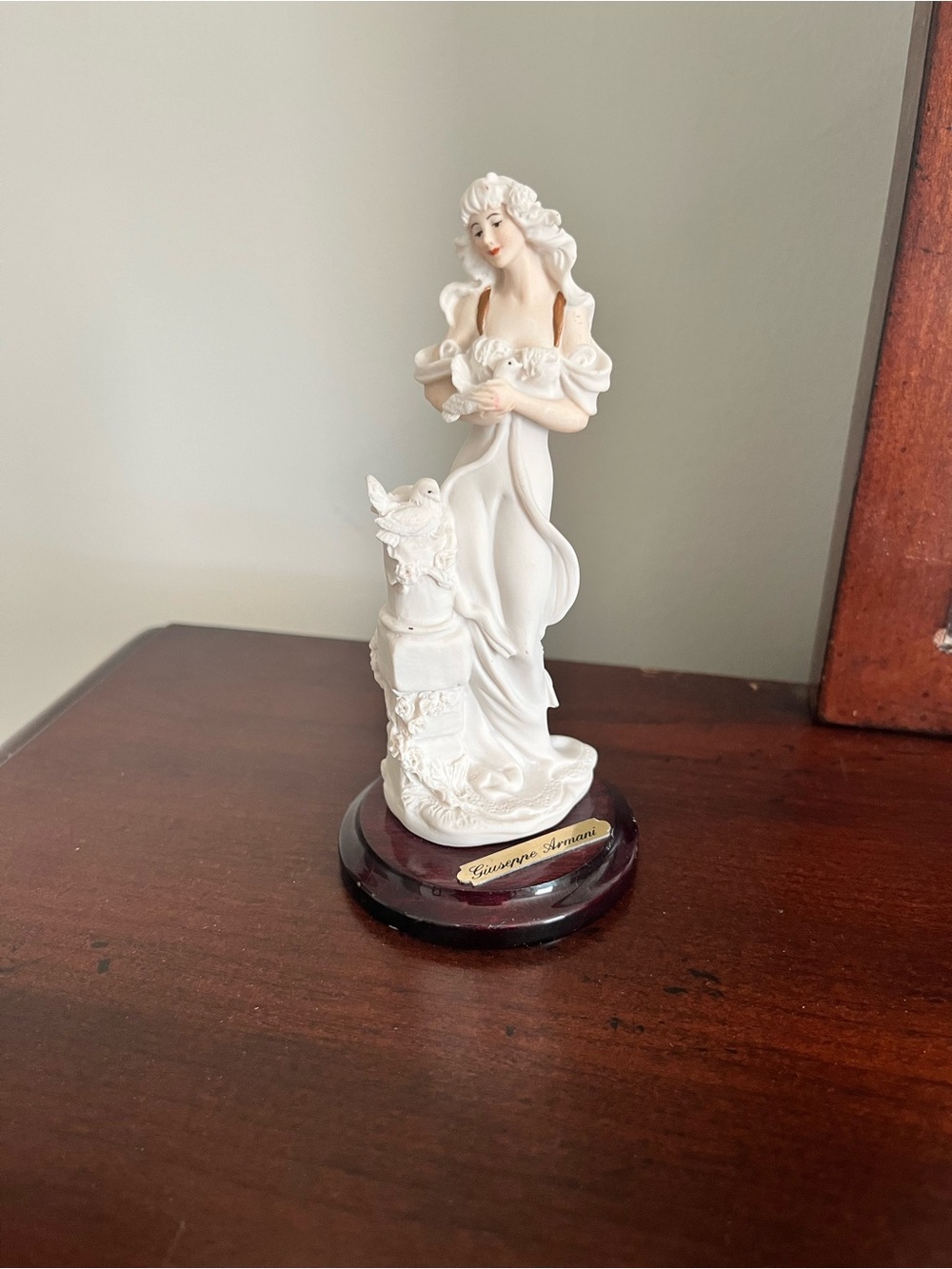 Giuseppe Armani “Lady with Doves” Porcelain 1994 5” Figurine. Florence, Italy